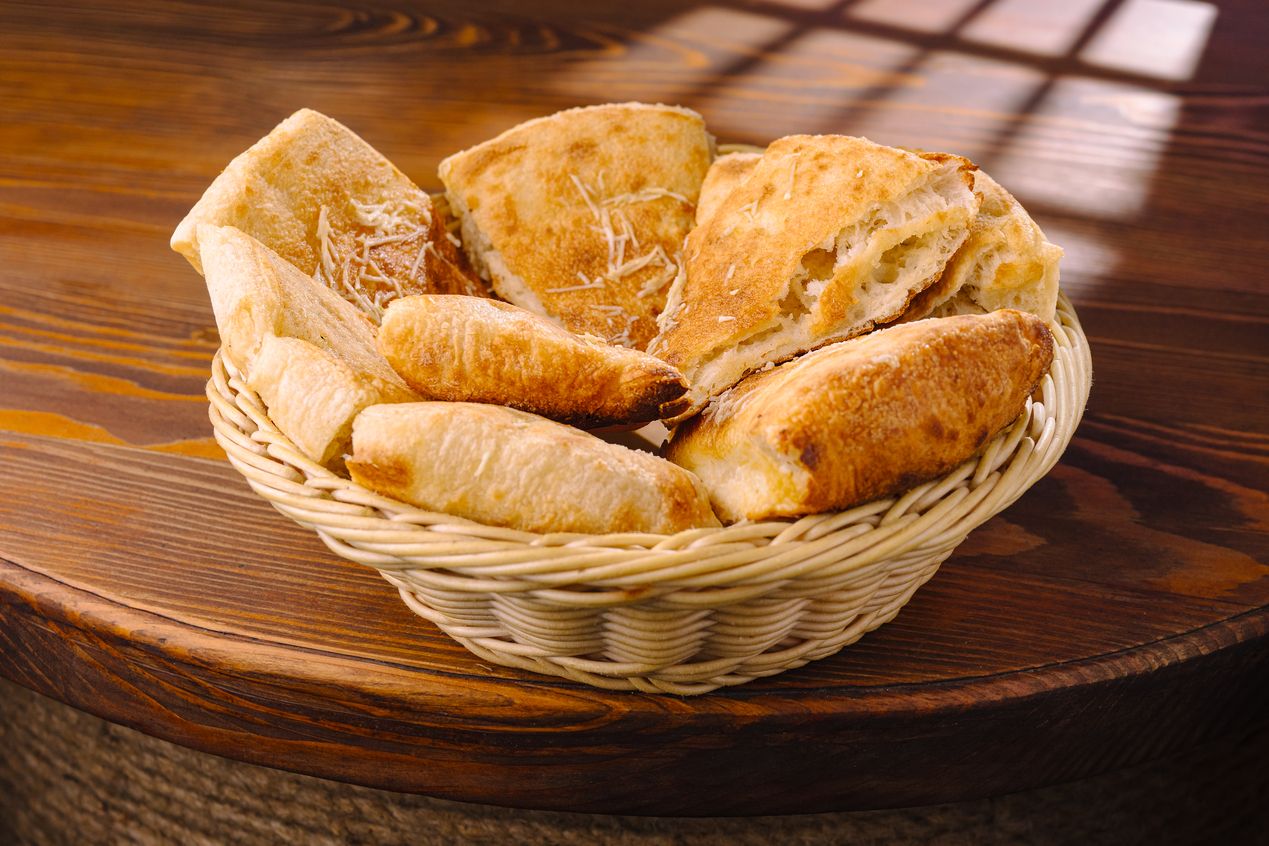 фото-Фокачча с оливковым маслом и чесноком